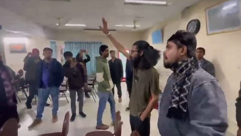 সংবাদকর্মীদের তালাবদ্ধ করে আগুন দেওয়ার হুমকি দুই এনসিপি নেতার